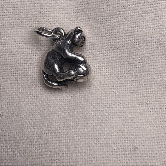 James Avery Retired 3D cat With Ball Of Yarn Charm - Picture 3 of 5